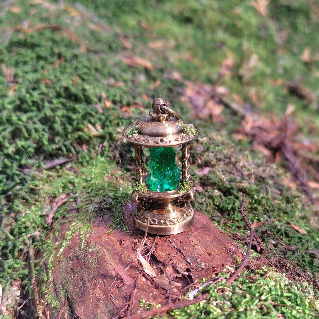 【緑魔鉱石のランタン(大)キーホルダー】ファンタジー/魔法のアイテム/レジン/LEDライト