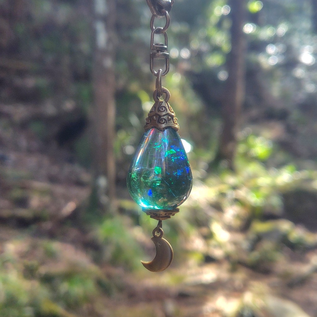 【月虹の雫キーホルダー】ファンタジー/魔法のアイテム/レジン