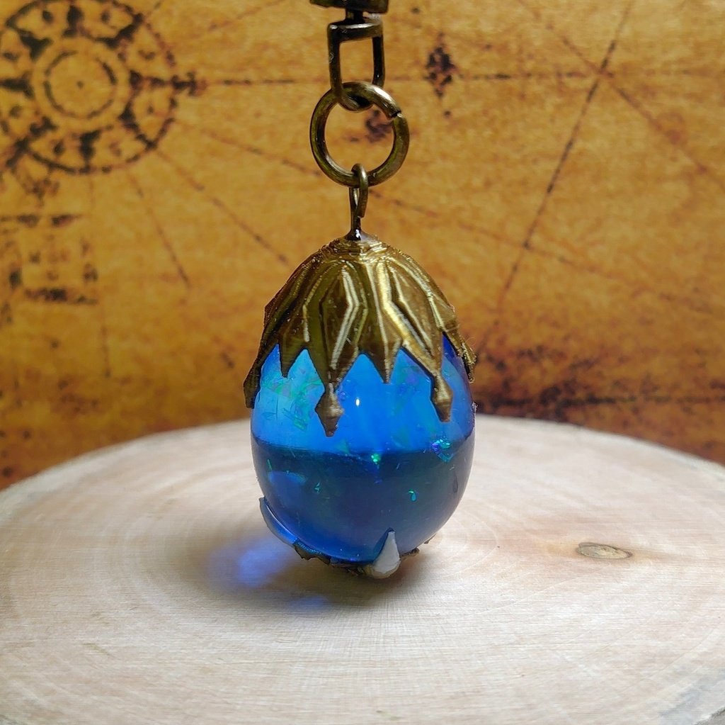 【氷鳥の卵キーホルダー】ファンタジー/魔法のアイテム/レジン