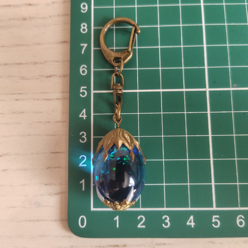 【氷鳥の卵キーホルダー】ファンタジー/魔法のアイテム/レジン