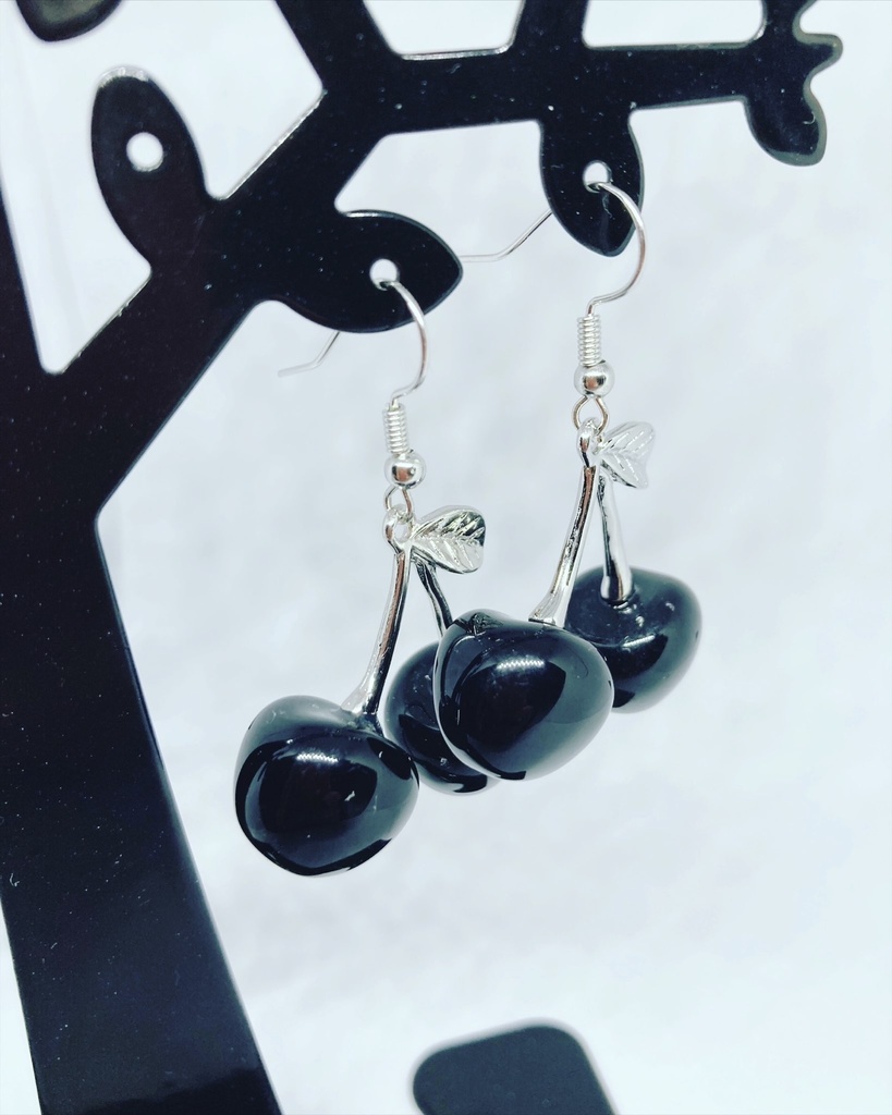 黒のさくらんぼピアス(イヤリングに交換可能)