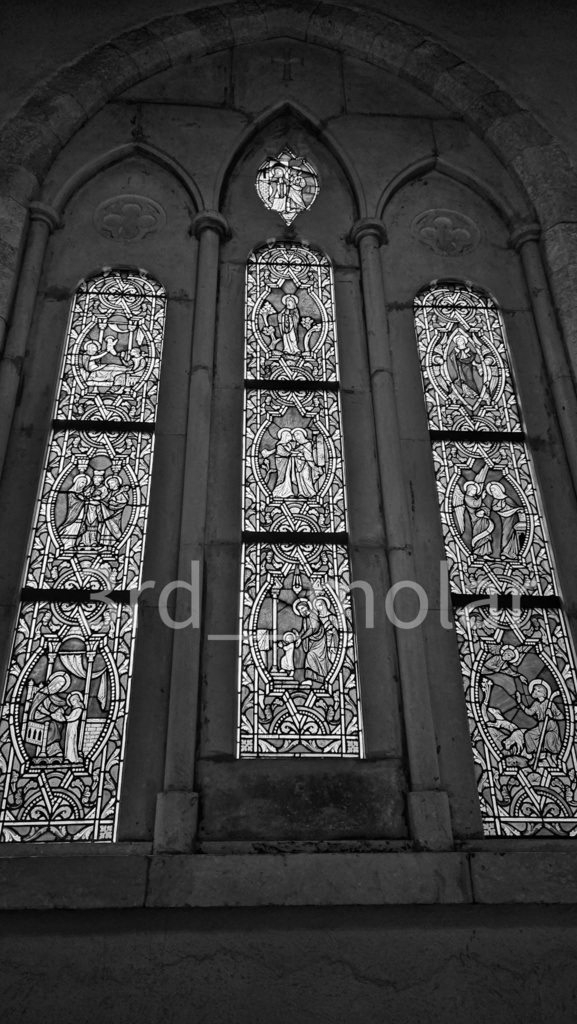 ステンドグラス – 祈りを映す古のアーチ Stained Glass – Arch of Ancient Prayer