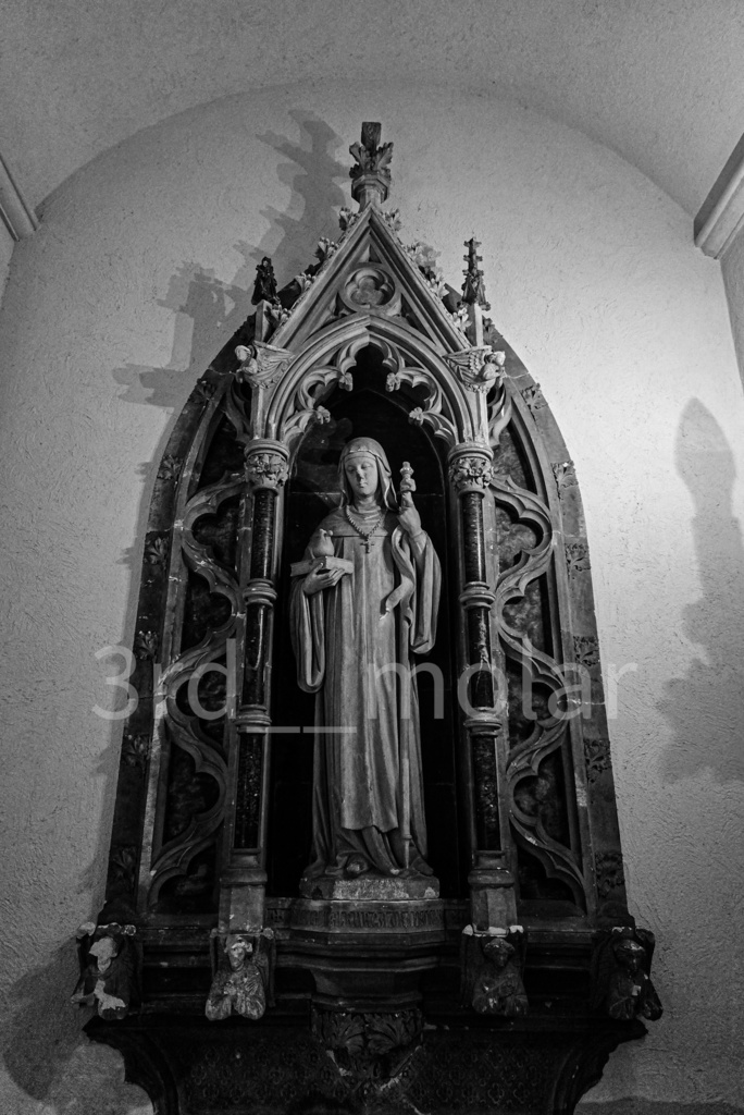 聖人像 – 影と祈りの肖像 Saint Statue – Portrait of Shadow & Prayer