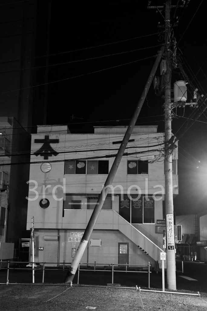 傾いた街柱 – urban distortion line 01