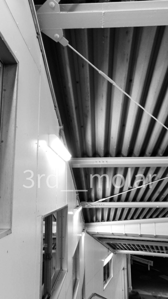 無機質な通路 – cold passage 01（静けさの温度）