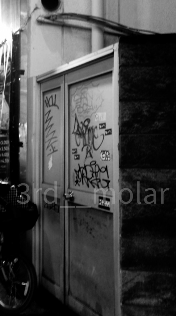 裏路地の落書き – back alley graffiti 01（無機質に残る痕跡）