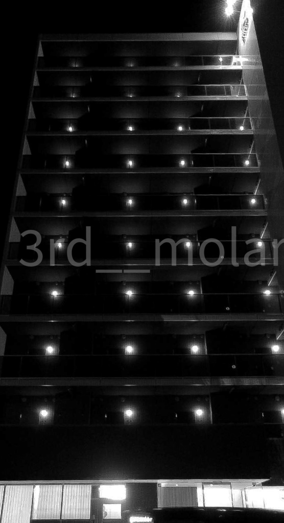 Symmetry of Lights｜都市に浮かぶ灯りのリズム（monochrome）