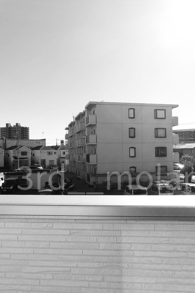 高い空の下、静けさの街 — Quiet Morning Block01