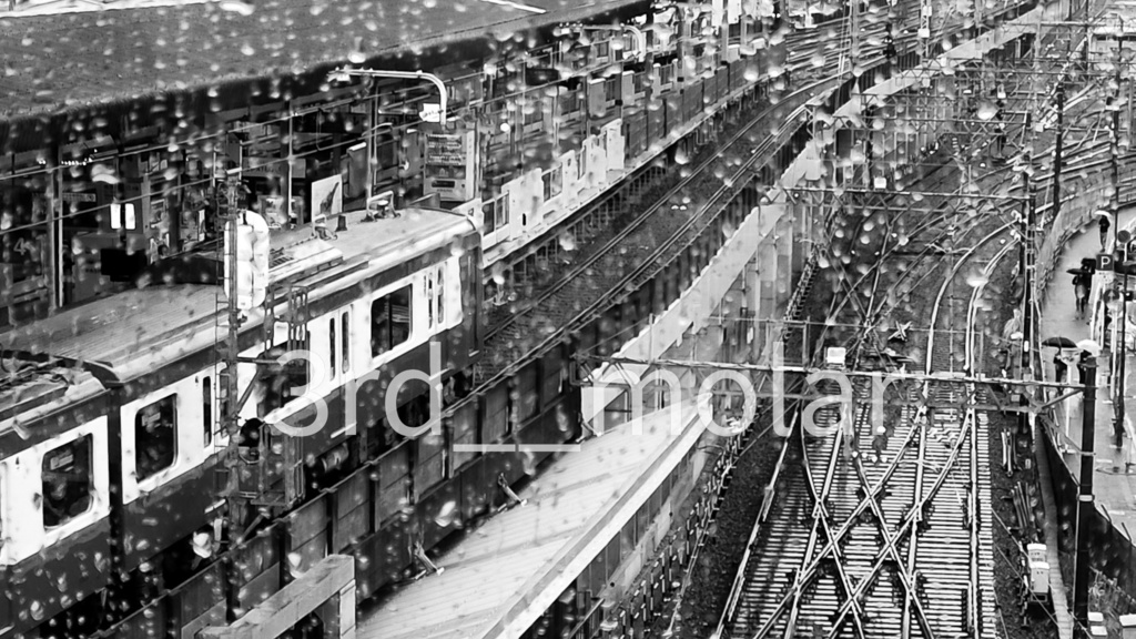 Rain Lines｜雨粒越しの軌道線景 01