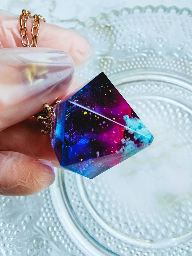 【レジン】彼方に圧縮された空を眺めるペンダントネックレス