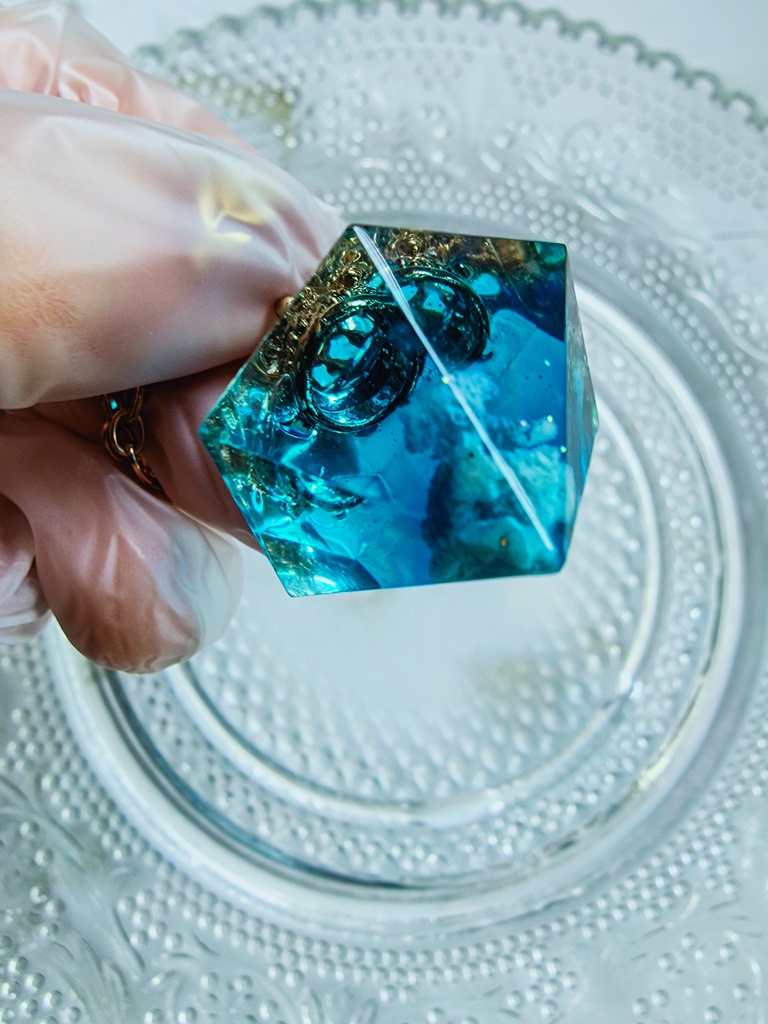 【レジン】彼方に圧縮された空を眺めるペンダントネックレス