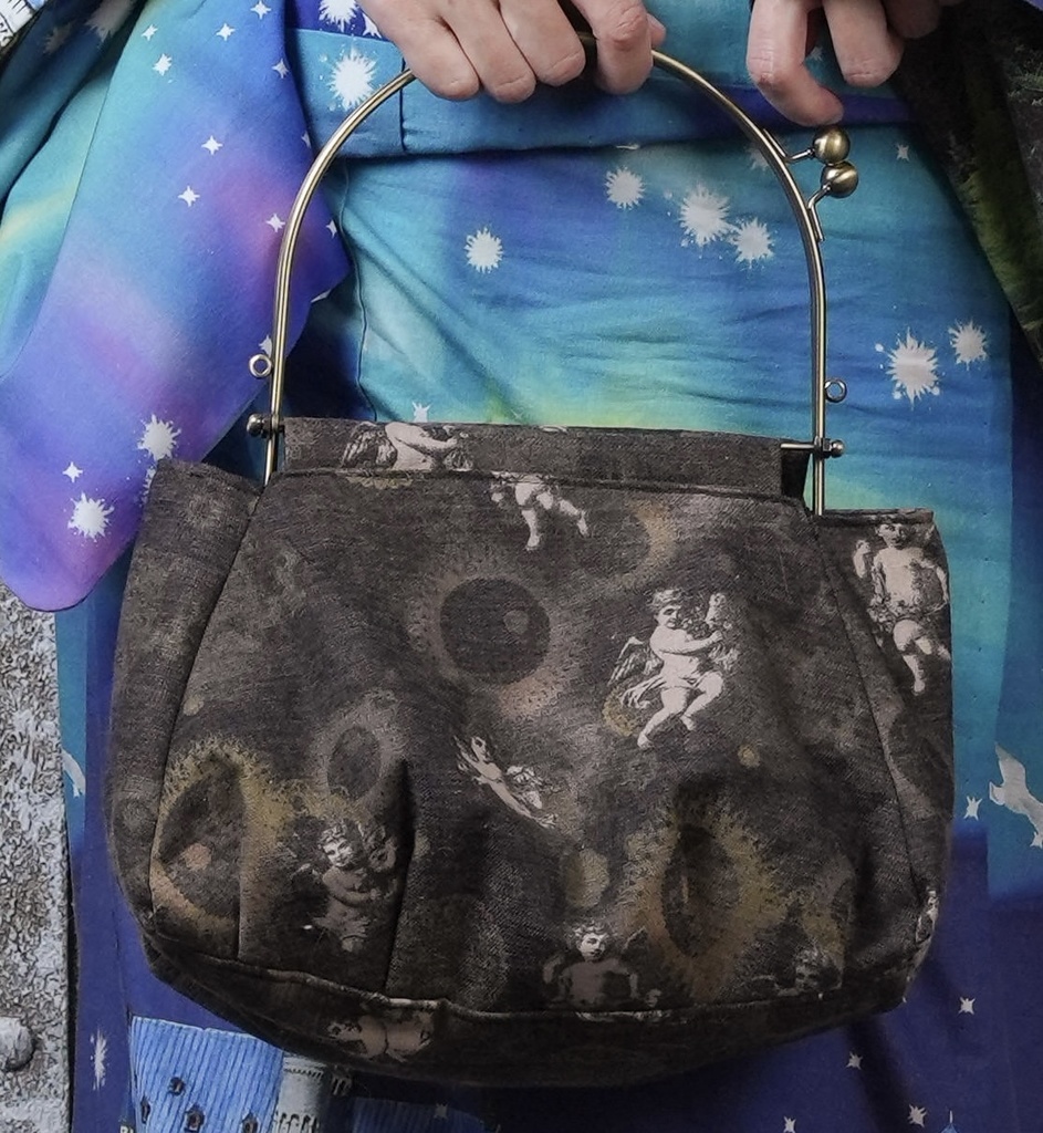 【即納品】天使柄ブラウンバッグ【ベンリー口金】