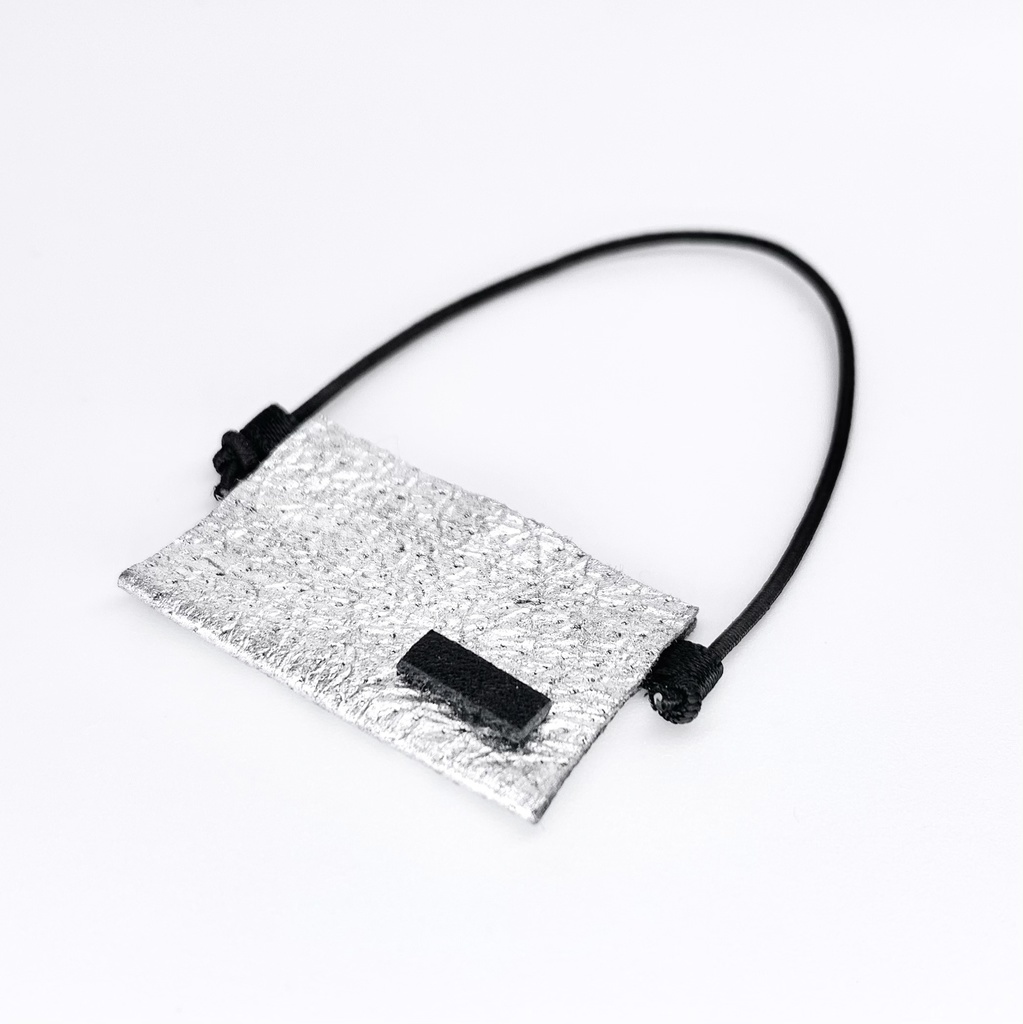 メタリックサコッシュ