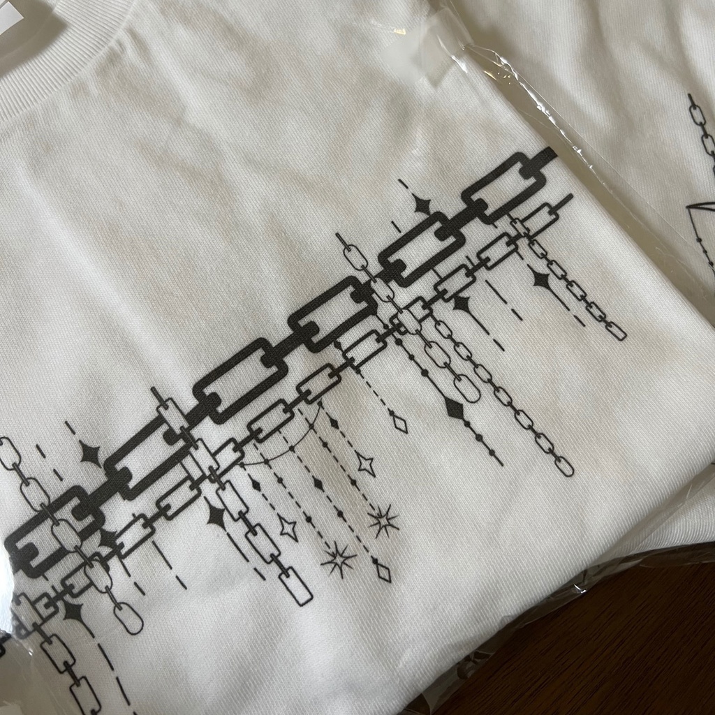 煌めき鎖のTシャツ