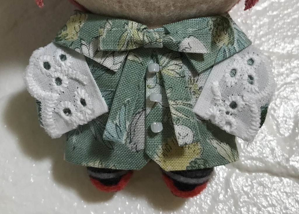 レース付きシャツ