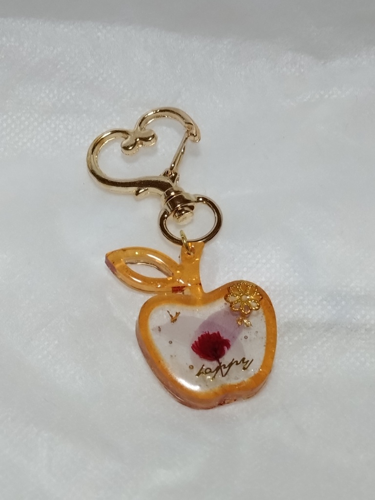 マヒル 海堂の花びら入りりんごのキーホルダー オレンジ