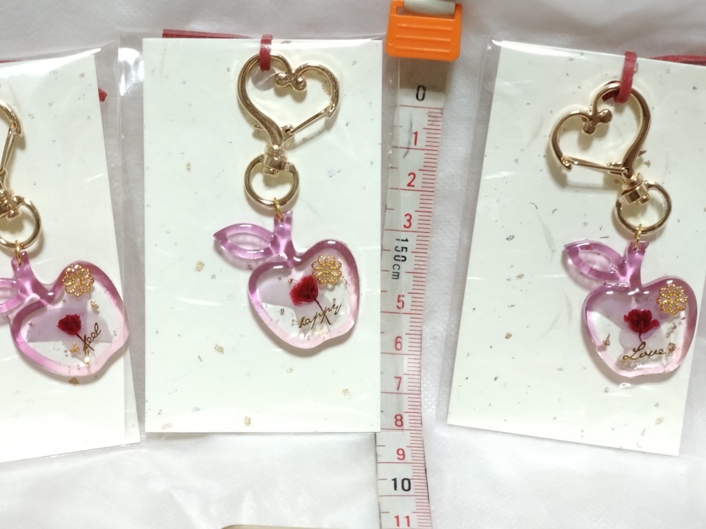 マヒル 海堂の花びら入りりんごのキーホルダー 紫ピンク