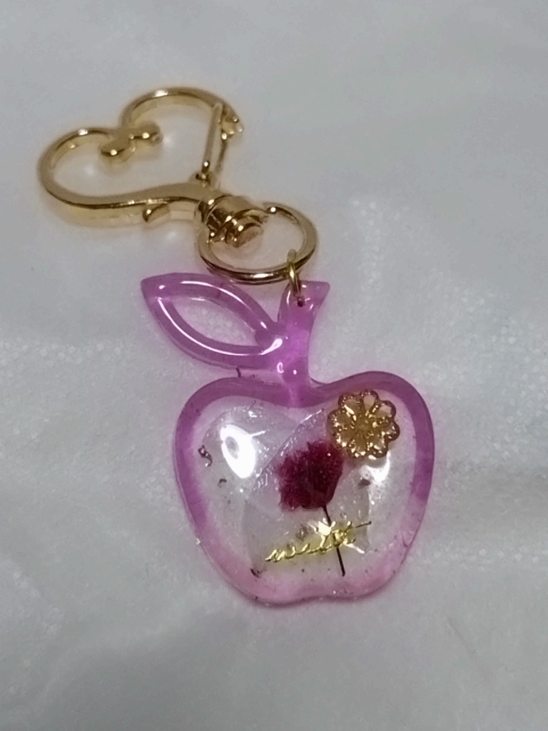 マヒル 海堂の花びら入りりんごのキーホルダー 紫ピンク