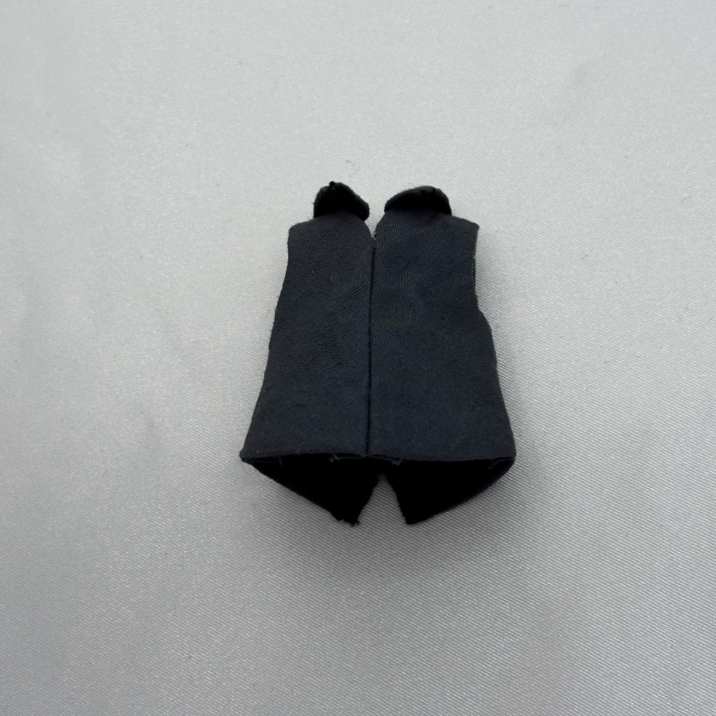 濃いグレーのシャツ