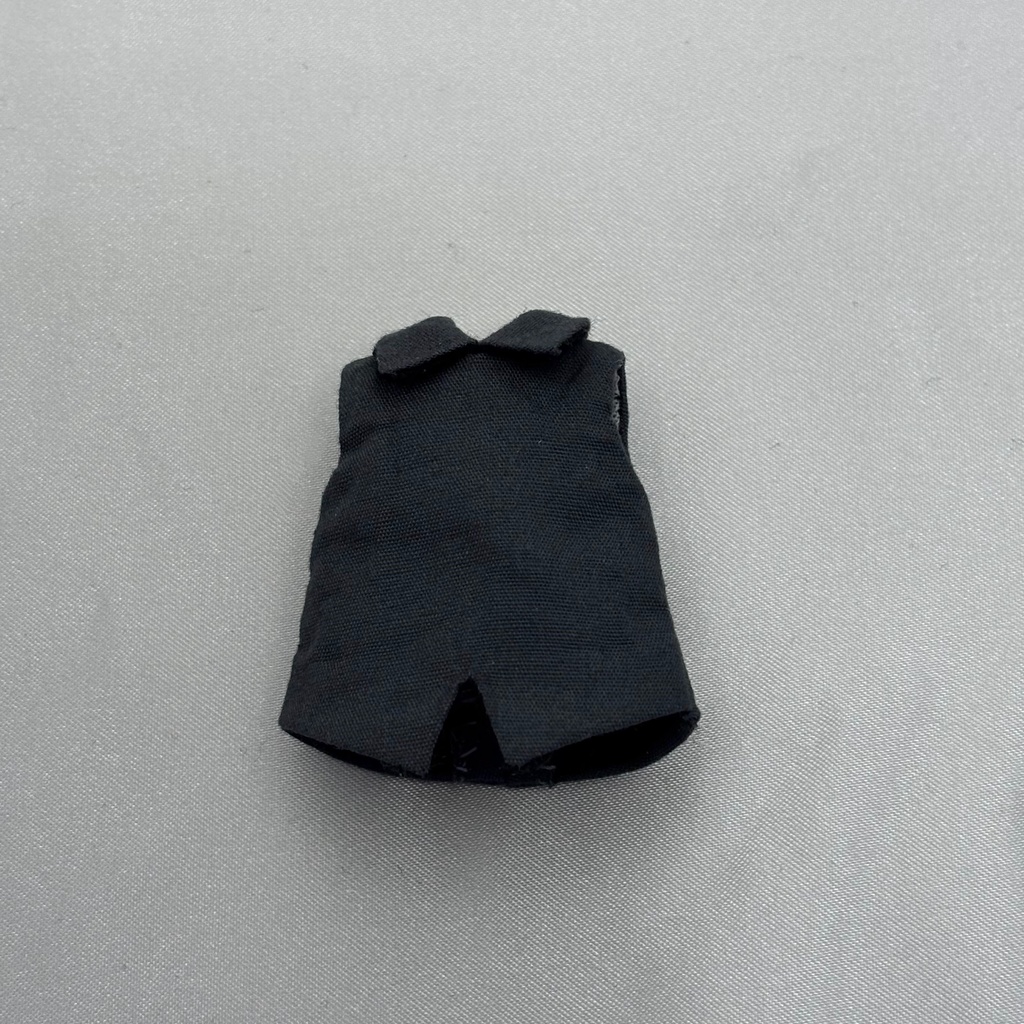 濃いグレーのシャツ