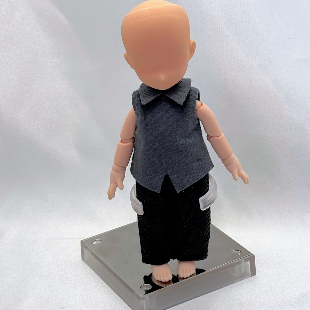 濃いグレーのシャツ