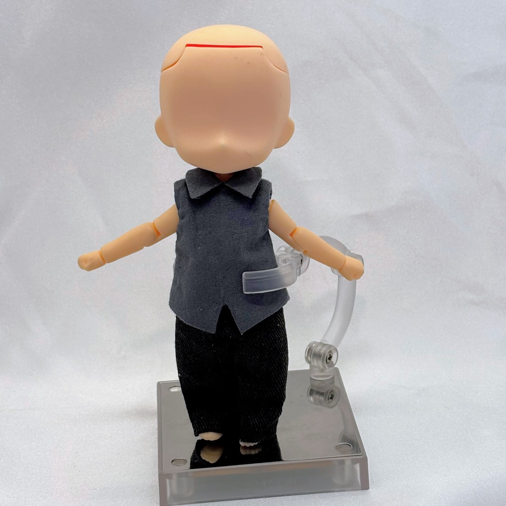 濃いグレーのシャツ