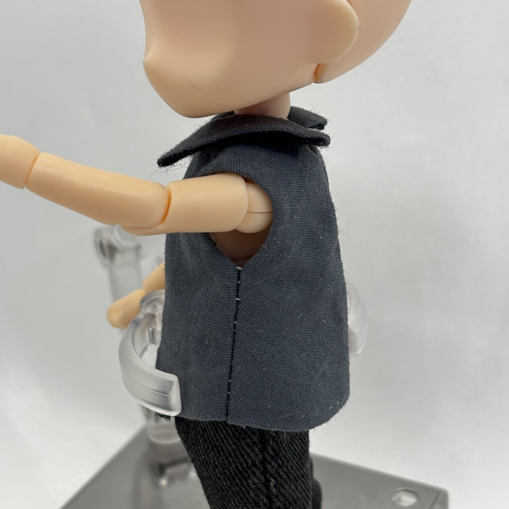 濃いグレーのシャツ