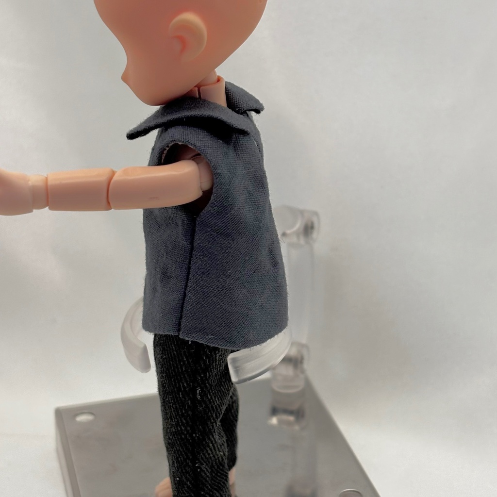 濃いグレーのシャツ