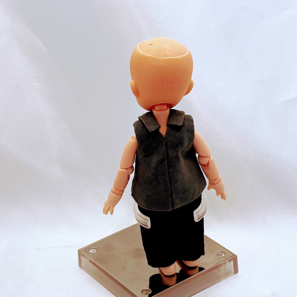 濃いグレーのシャツ