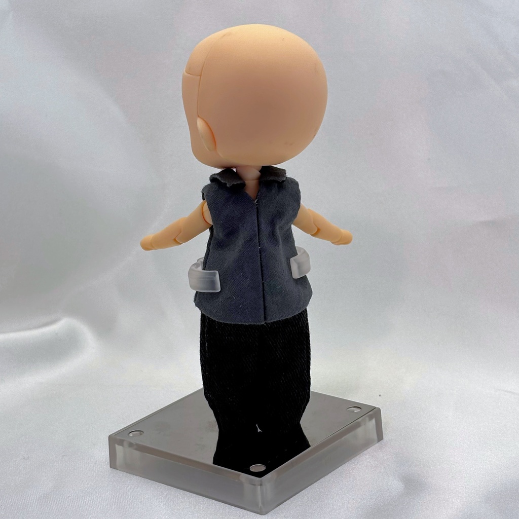 濃いグレーのシャツ