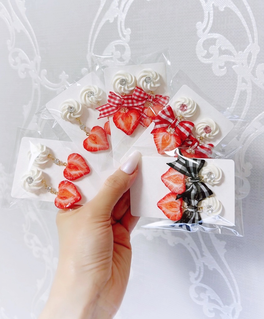 スライス苺のピアスorイヤリング受注ページ