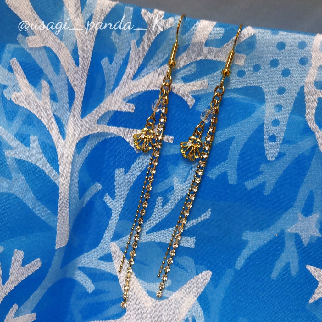 〈恋と深空〉煌めくシェルチャームピアス