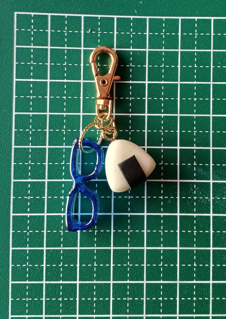 おにぎりとメガネのチャーム