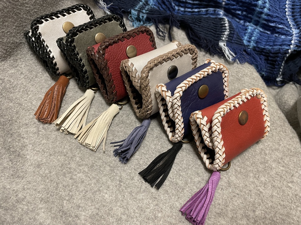 コインケース【赤に白縁取り、紫タッセル】