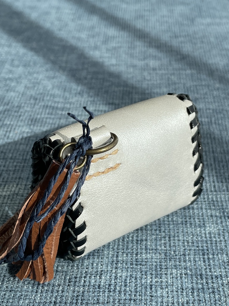 コインケース【白銀に黒、タッセル茶】