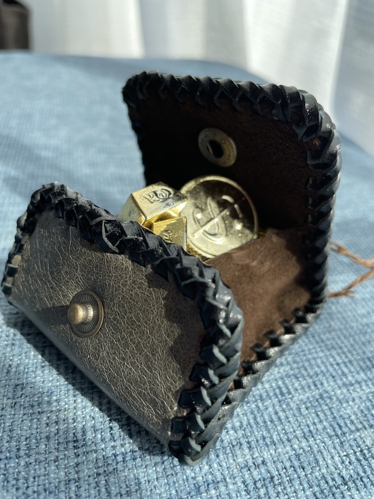 コインケース【濃灰と艶黒、白タッセル】