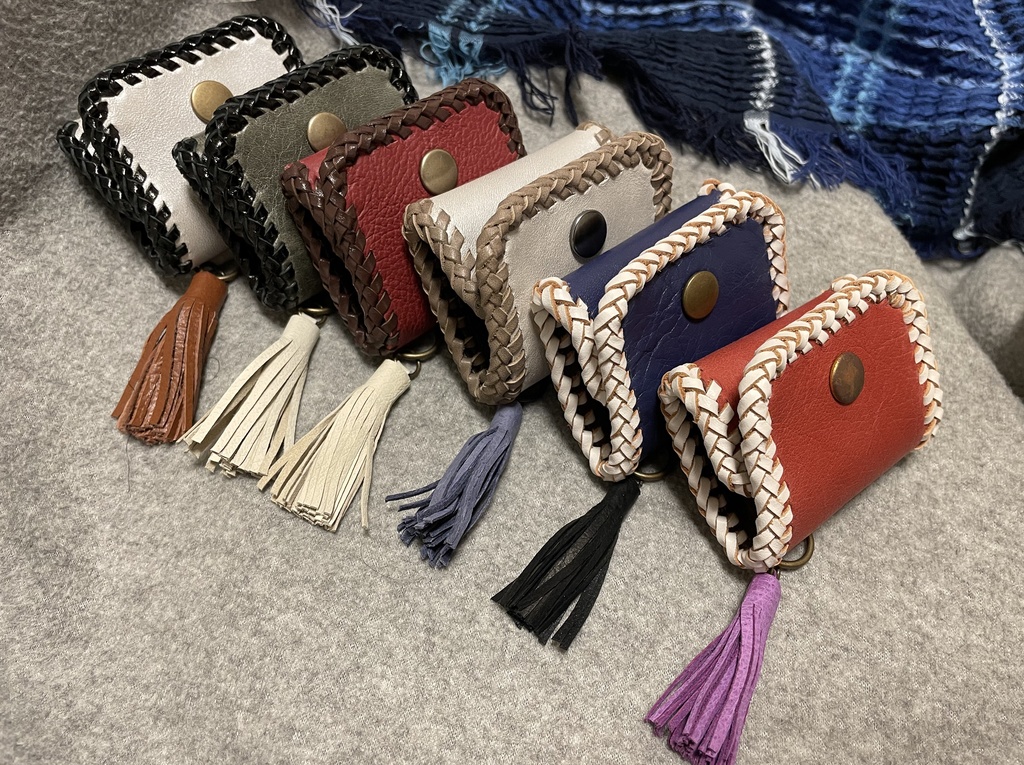 コインケース【濃灰と艶黒、白タッセル】