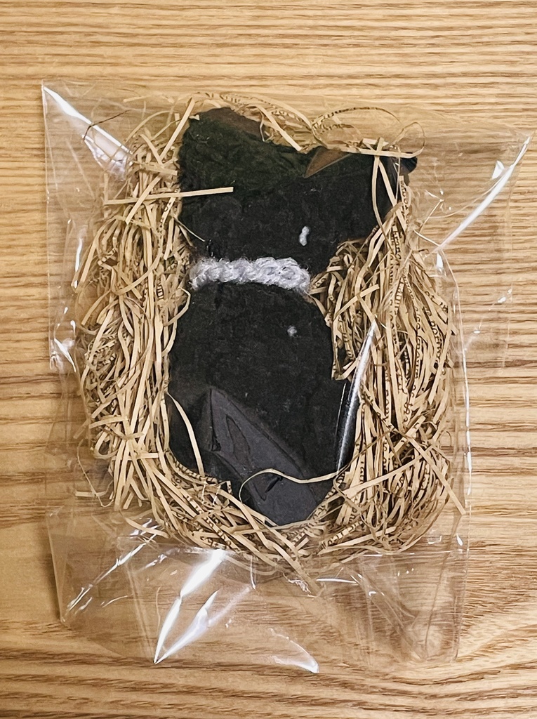 あみぐるみ黒猫　紫首輪