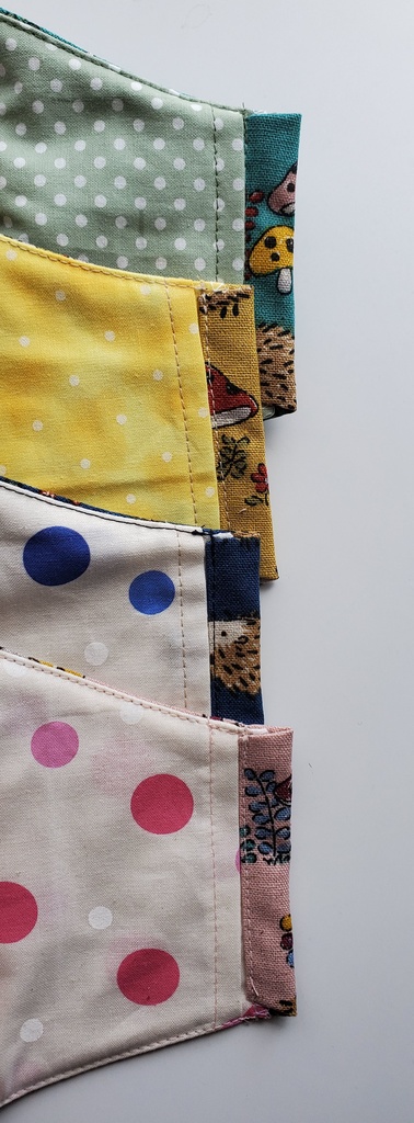 大人用布マスク【ハリネズミとキノコ】かわいい