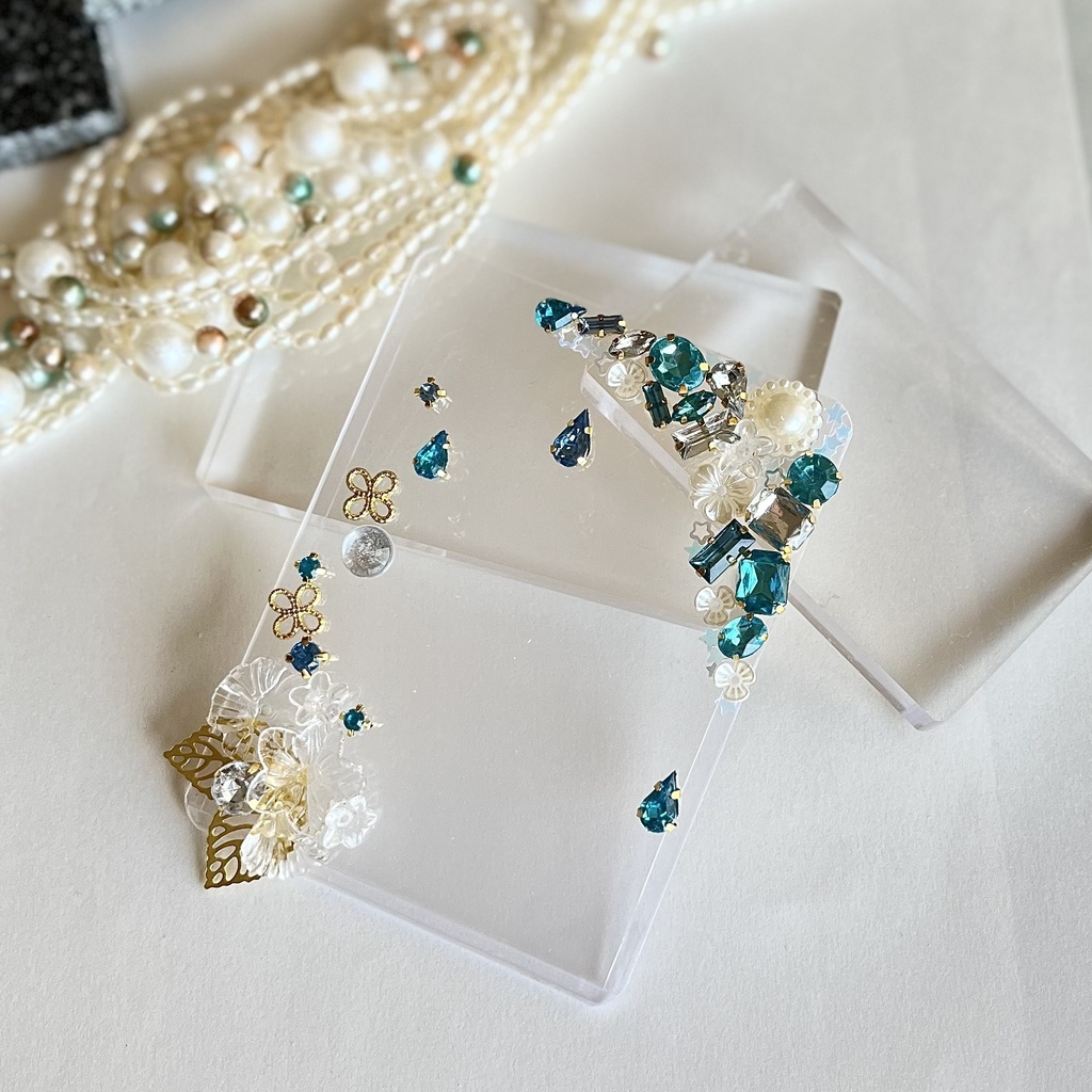 トレカケースデコ B8 硬質ケースデコ 花 パール クリア ラインストーン ブルー 青 アクア ビジュー フラワー チェーン フォトフレーム カードケースデコ 推し活 ヲタ活 プレゼント