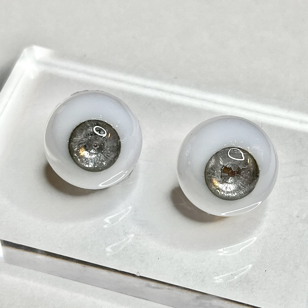 ドールアイ 20mm / 10mm 白銀 ホワイトシルバー レジンアイ ハンドメイド