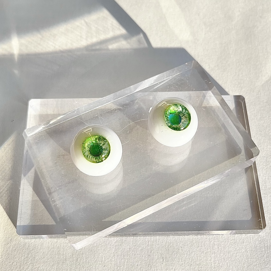 ドールアイ 20mm / 11mm    ツァボライト レジンアイ ハンドメイド 0023
