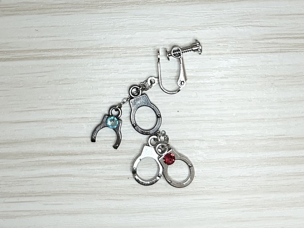 スコクラ手錠ピアス