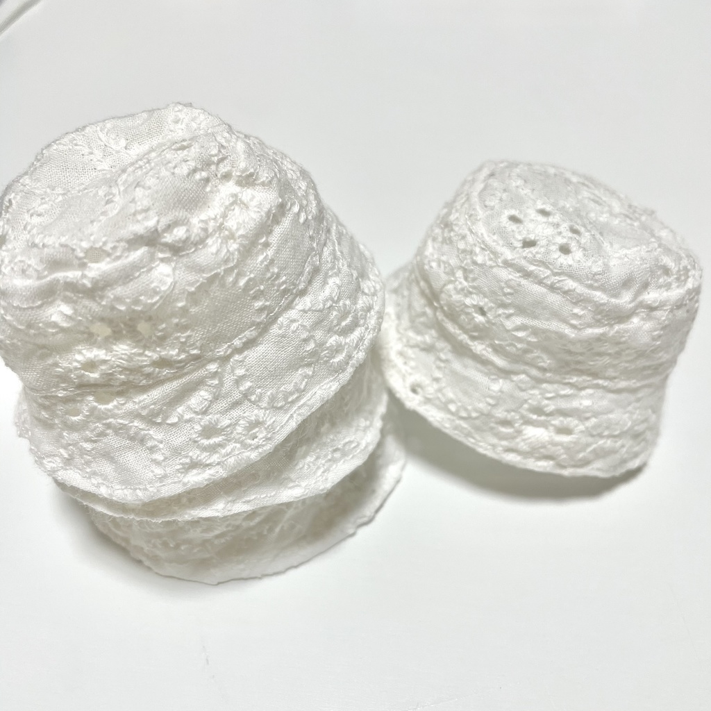 シャツパーカーとバケットハット