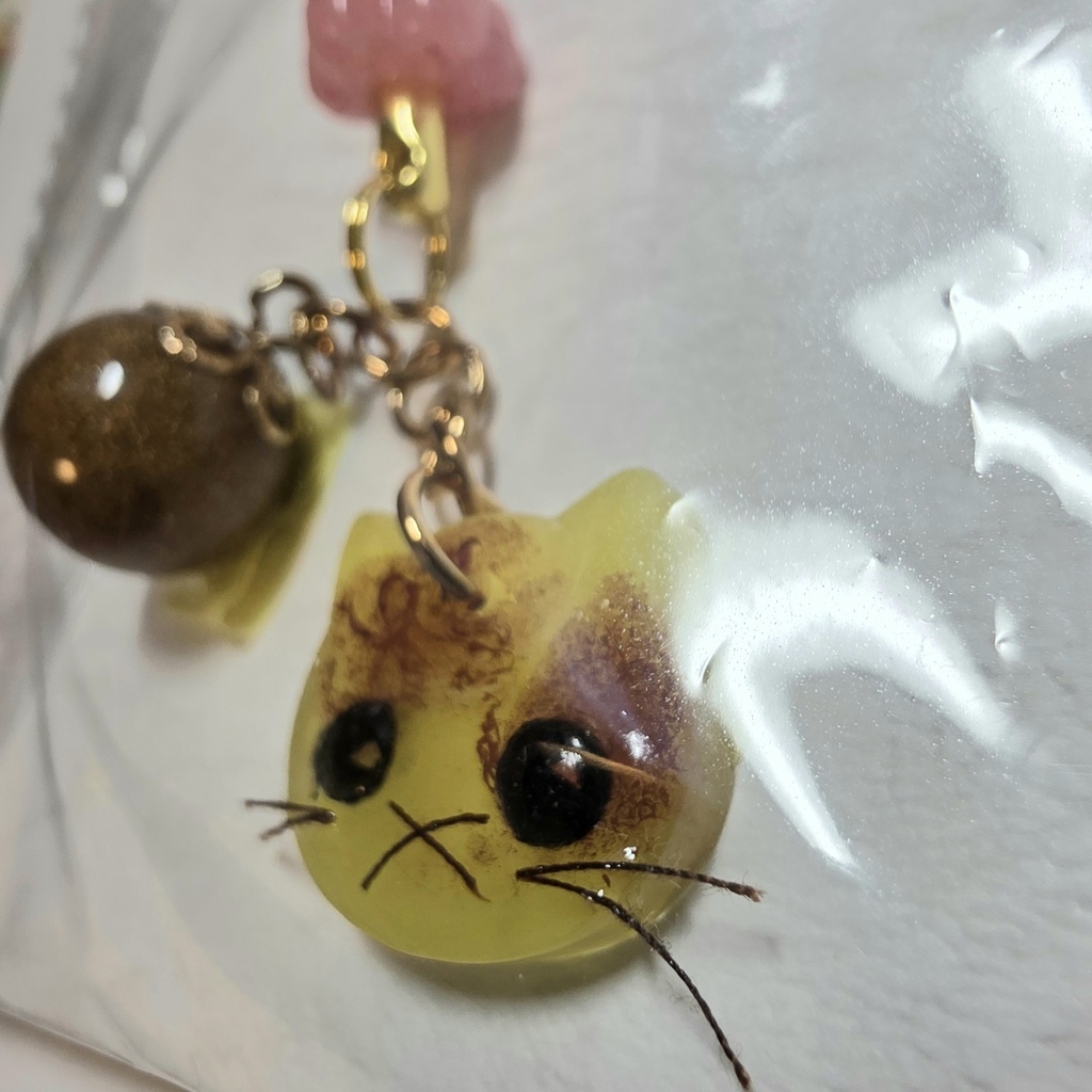 ぶちねこストラップ(赤紐)