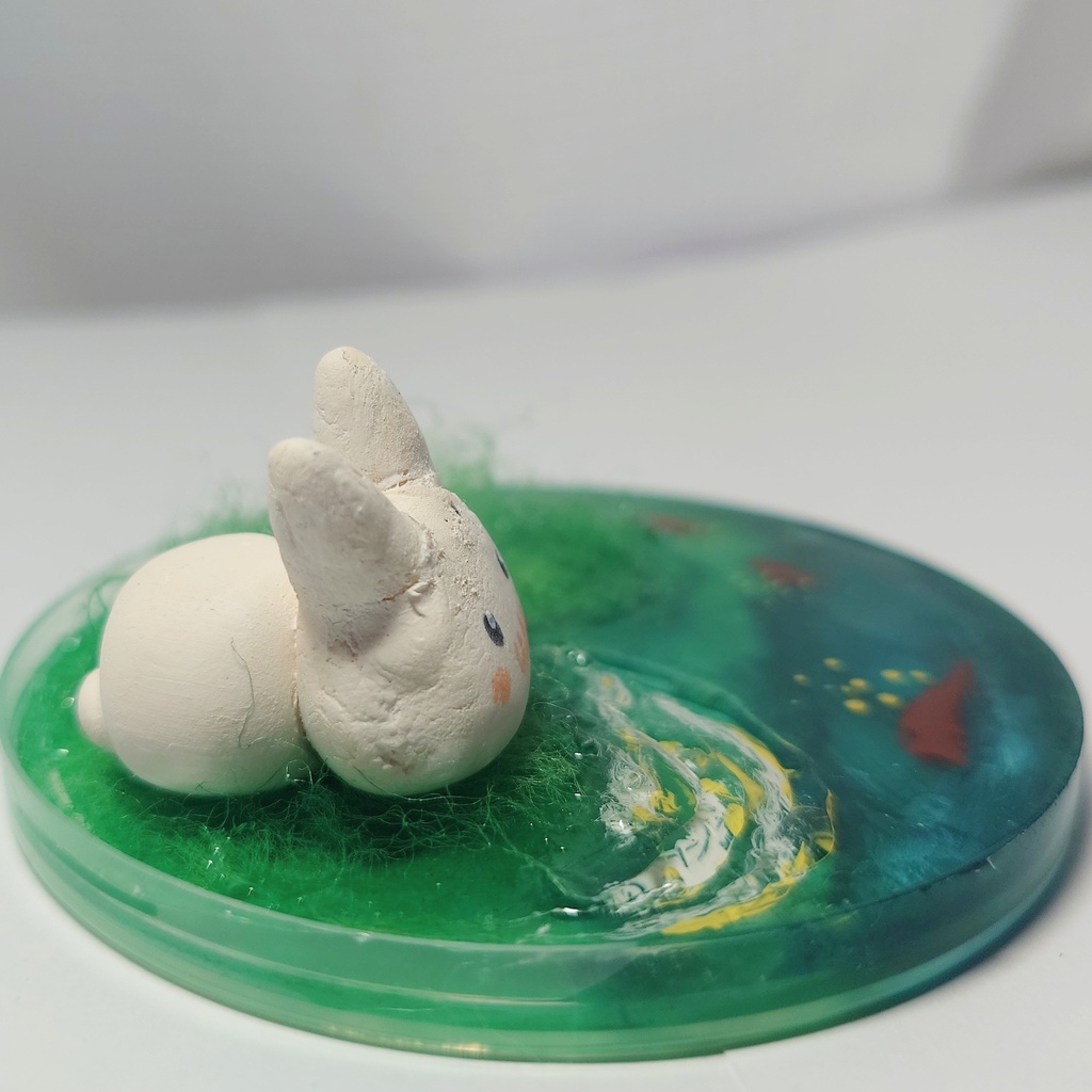 水を飲むうさぎ