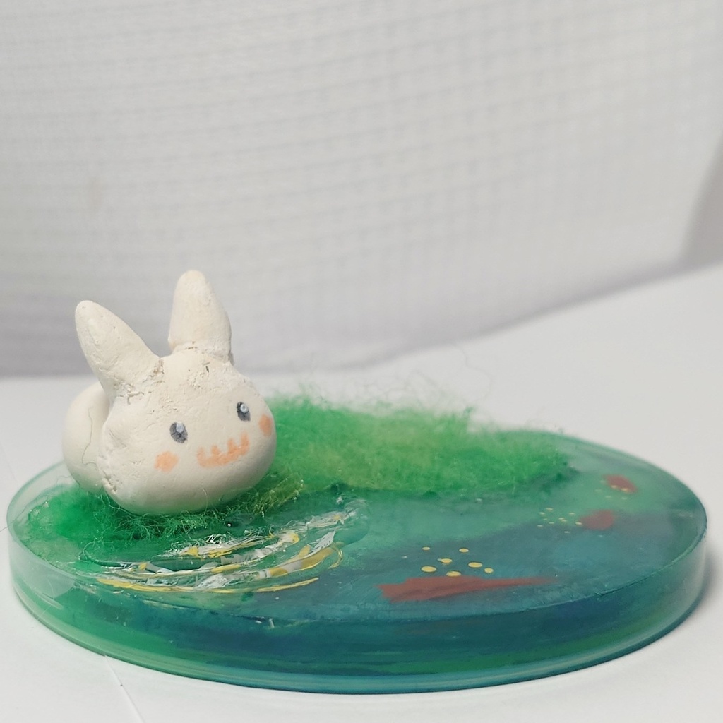 水を飲むうさぎ