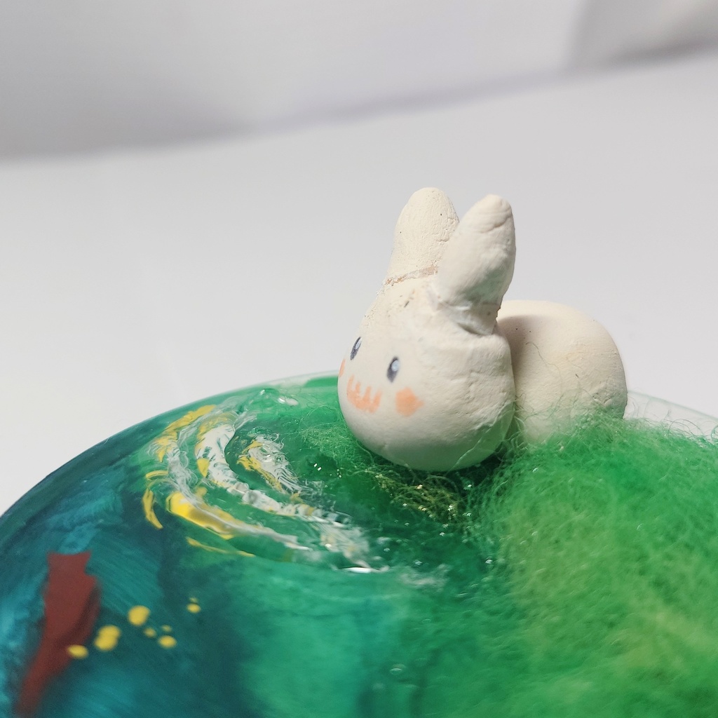 水を飲むうさぎ