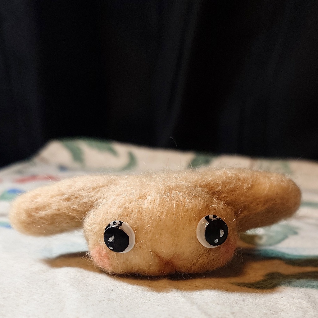 ひょろっとしたフェルトの不細工うさぎ