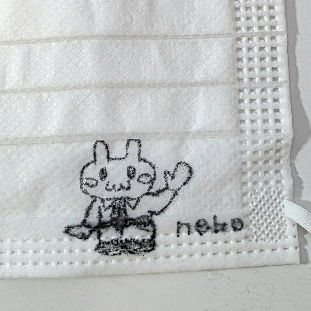 表面イラスト入りの白いマスク（6枚）